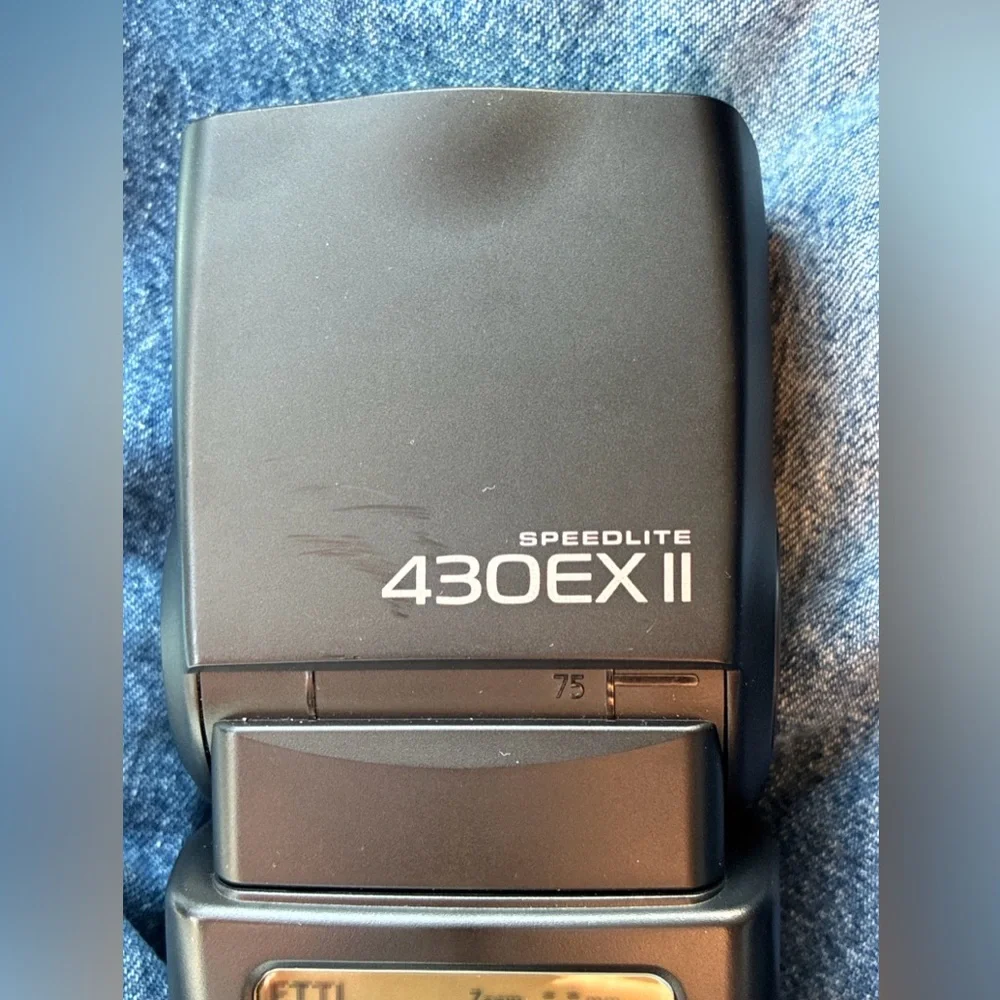 Canon Speedlite 430EX II External Flash w/carrying case